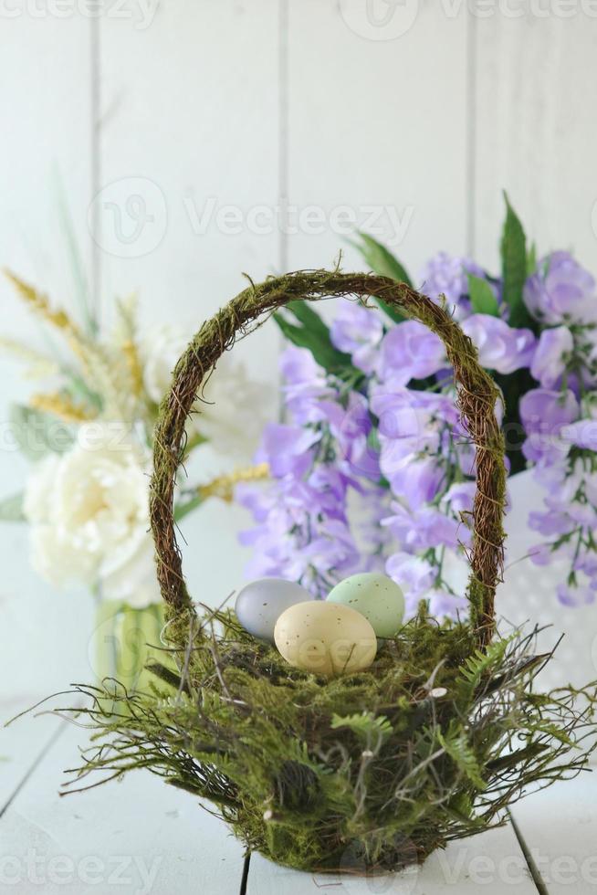 escena de naturaleza muerta temática de vacaciones de pascua con luz natural foto