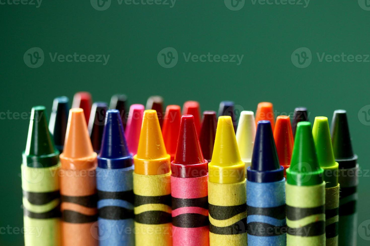 crayones de colores de regreso a la escuela foto