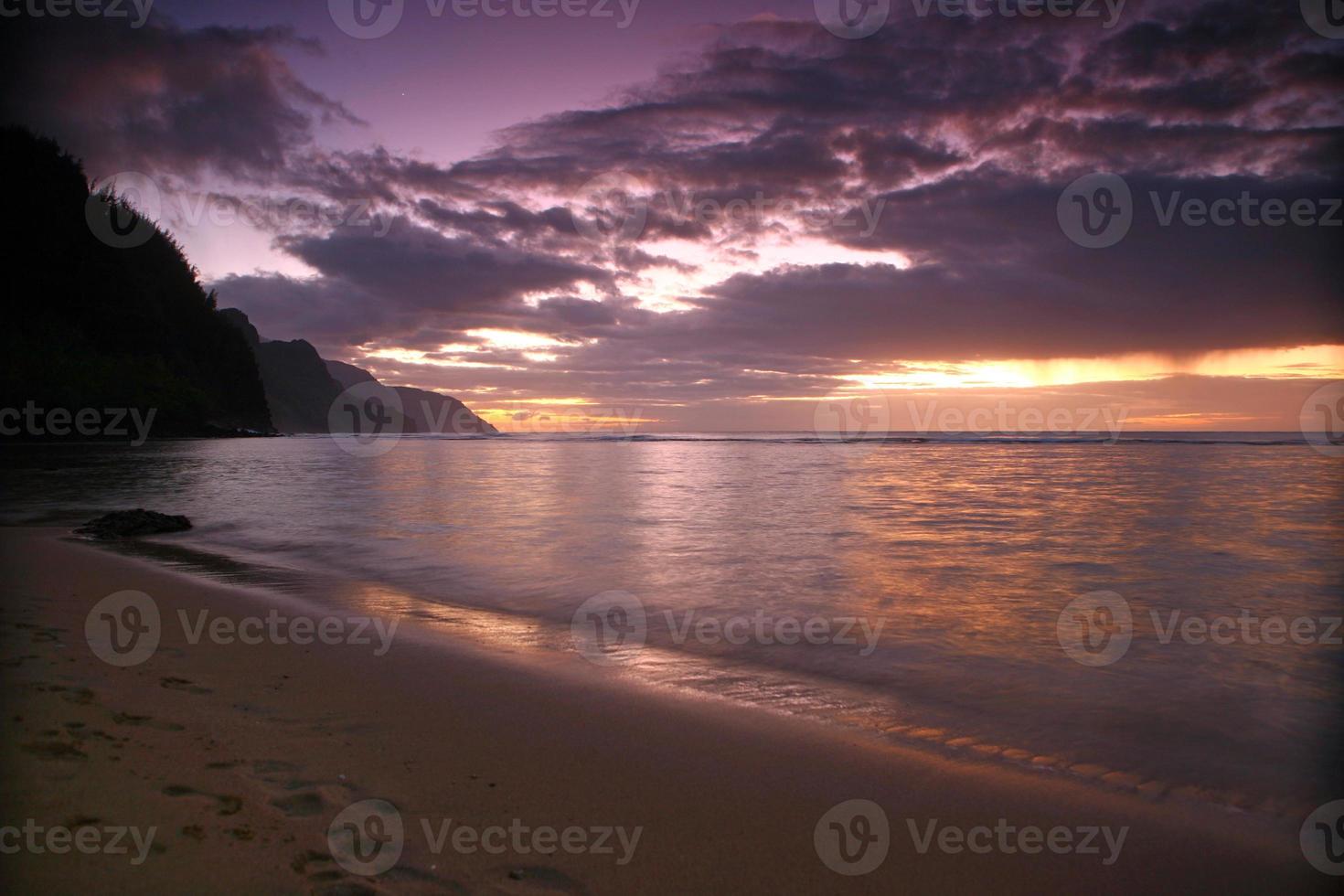 amanecer en kauai hawaii con colores llamativos foto