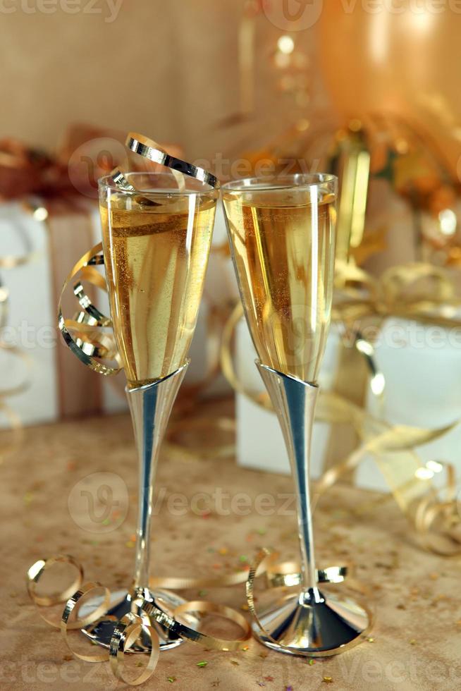 celebración de un evento con copas de champán y regalos foto