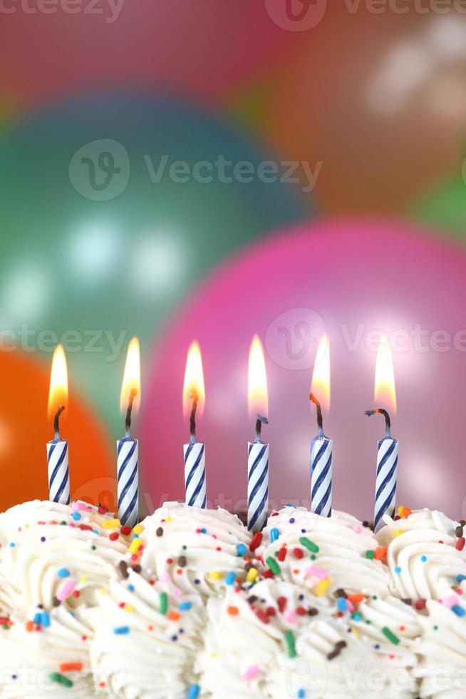celebración con globos, velas y pastel. foto