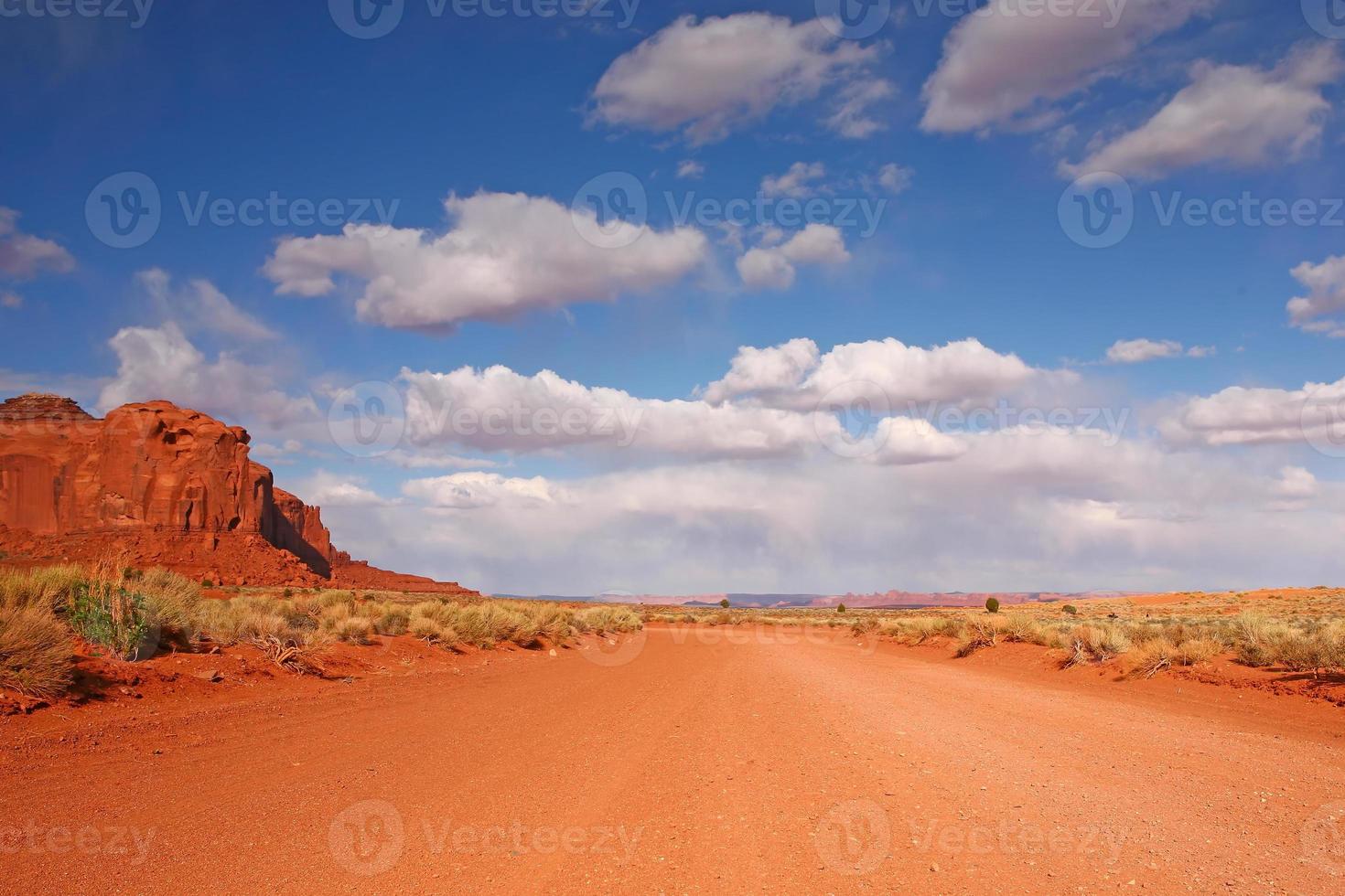 camino abierto en la llanura del desierto foto