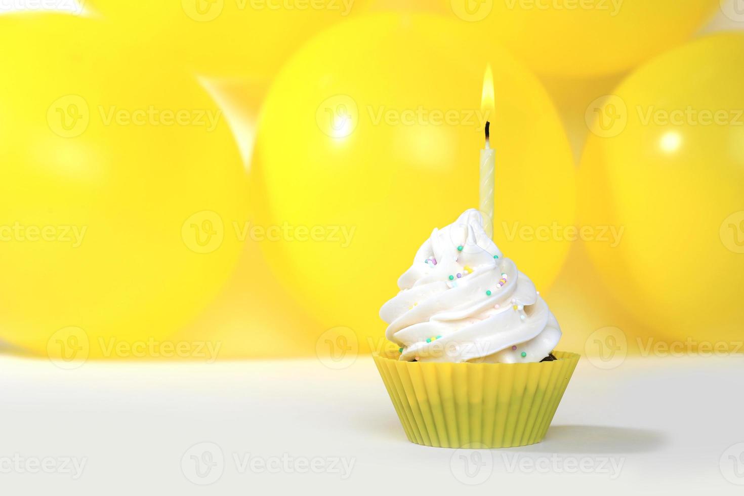 pastelitos de feliz cumpleaños brillantes con velas foto