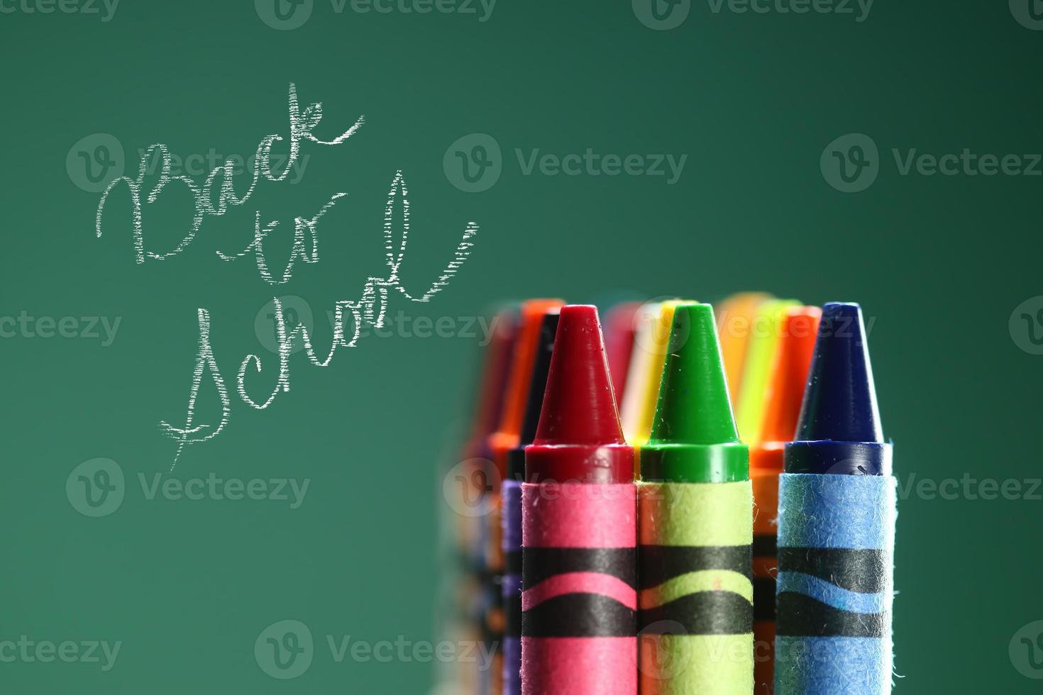 crayones de colores de regreso a la escuela foto