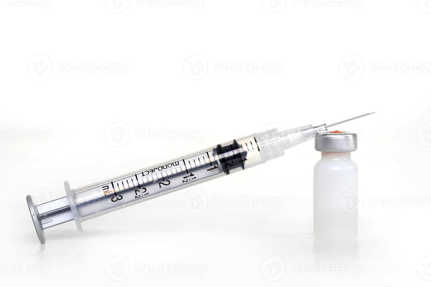 Concepto con agujas médicas y botellas de vacunas que representan la seguridad pública. foto