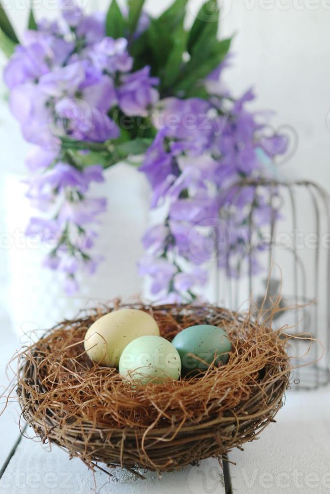 escena de naturaleza muerta temática de vacaciones de pascua con luz natural foto