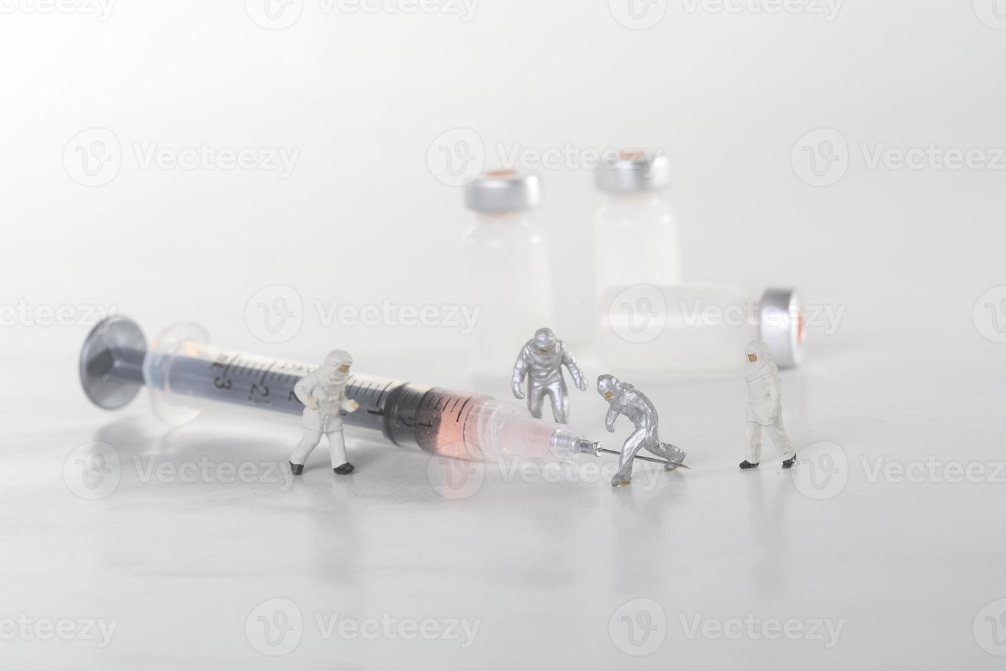 Concepto con agujas médicas y botellas de vacunas que representan la seguridad pública. foto