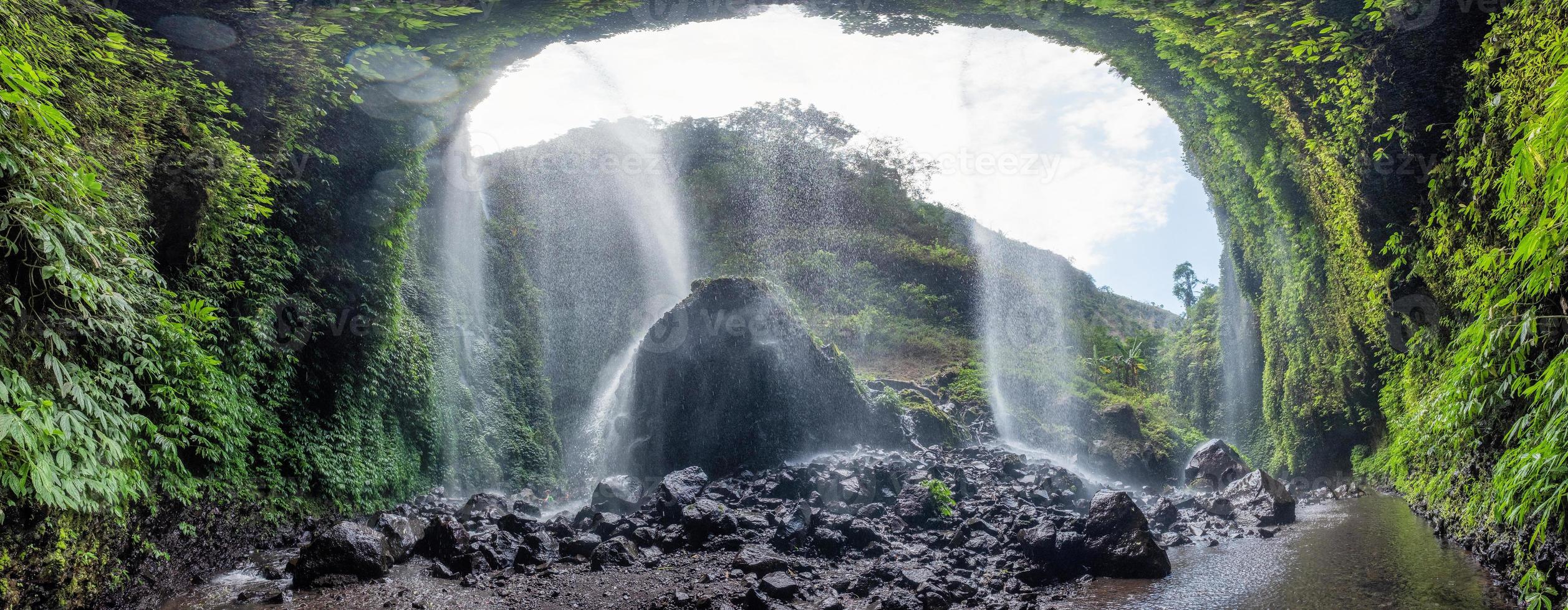 Majestuosa cascada de Madakaripura que fluye sobre un acantilado rocoso foto