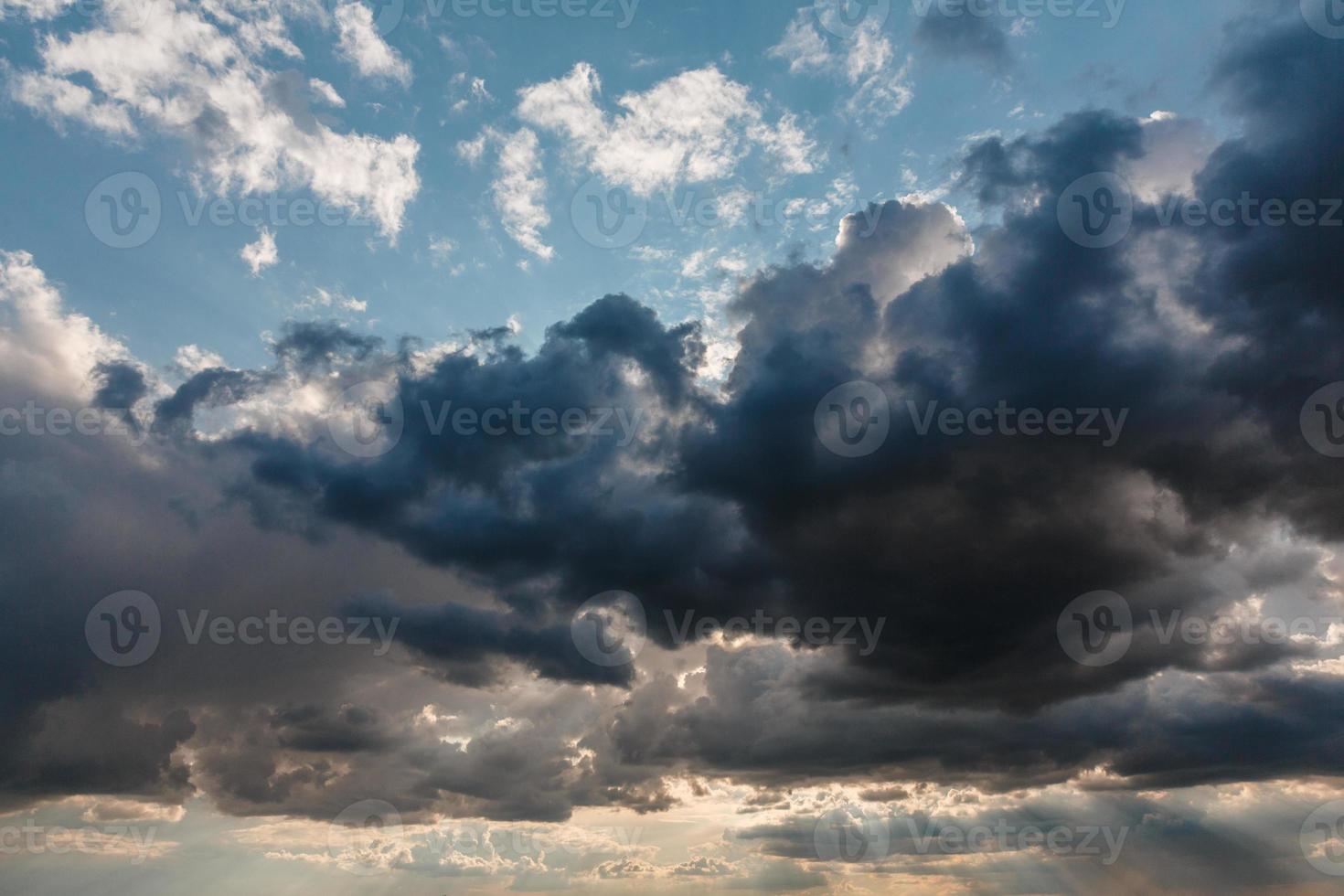 nubes tormentosas antes de la tormenta foto