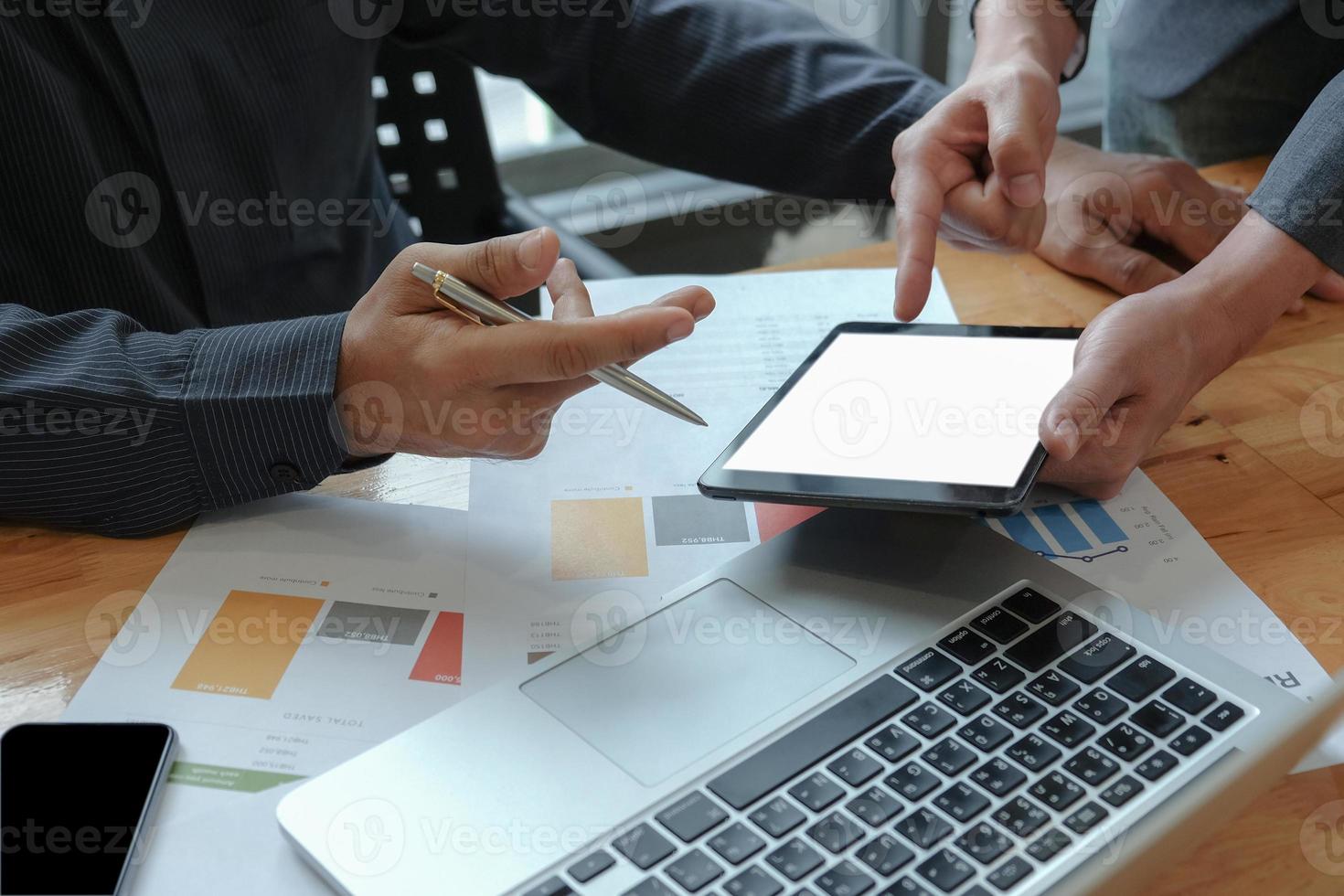 Las manos masculinas del businessteam trabajan en la calculadora y la tableta en la oficina. foto