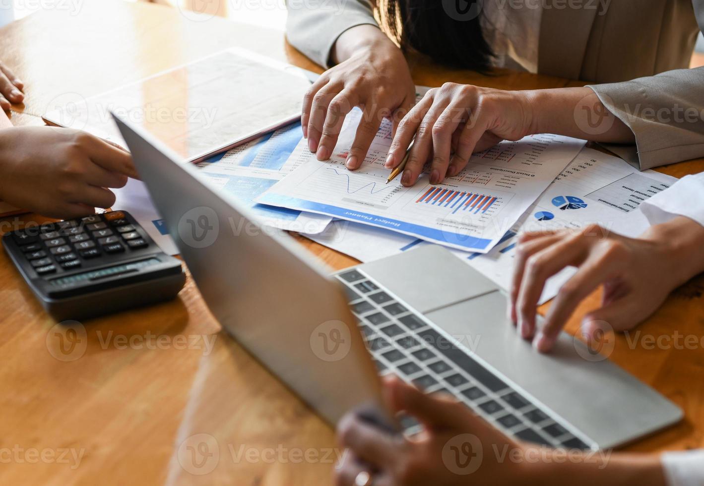 el personal de la oficina está trabajando en la oficina. foto