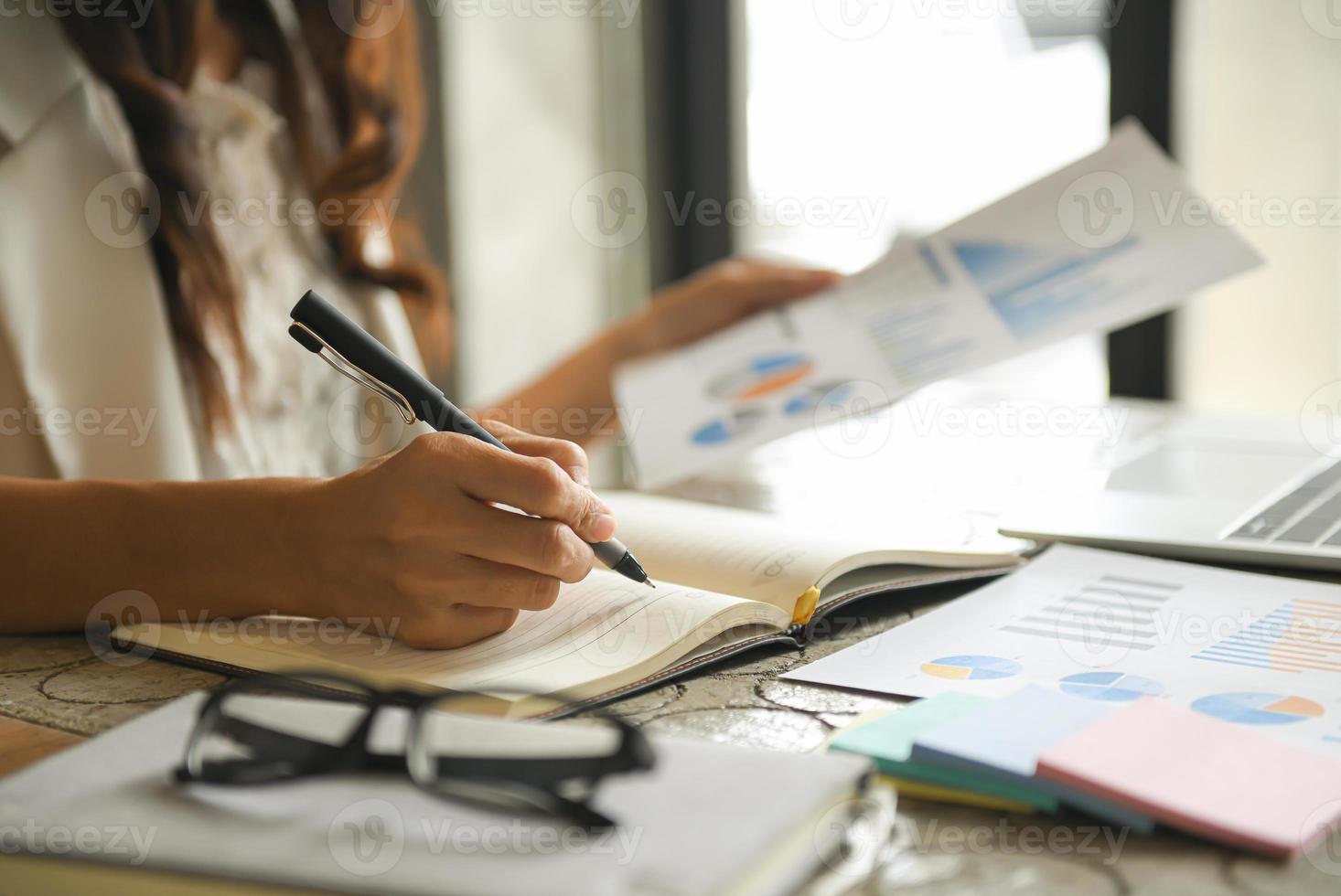 las mujeres de negocios están comprobando el gráfico de rendimiento de la empresa. foto