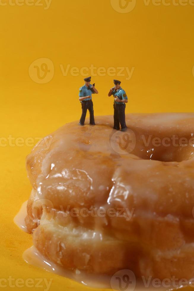 Oficiales de policía en imágenes conceptuales de comida con donas foto