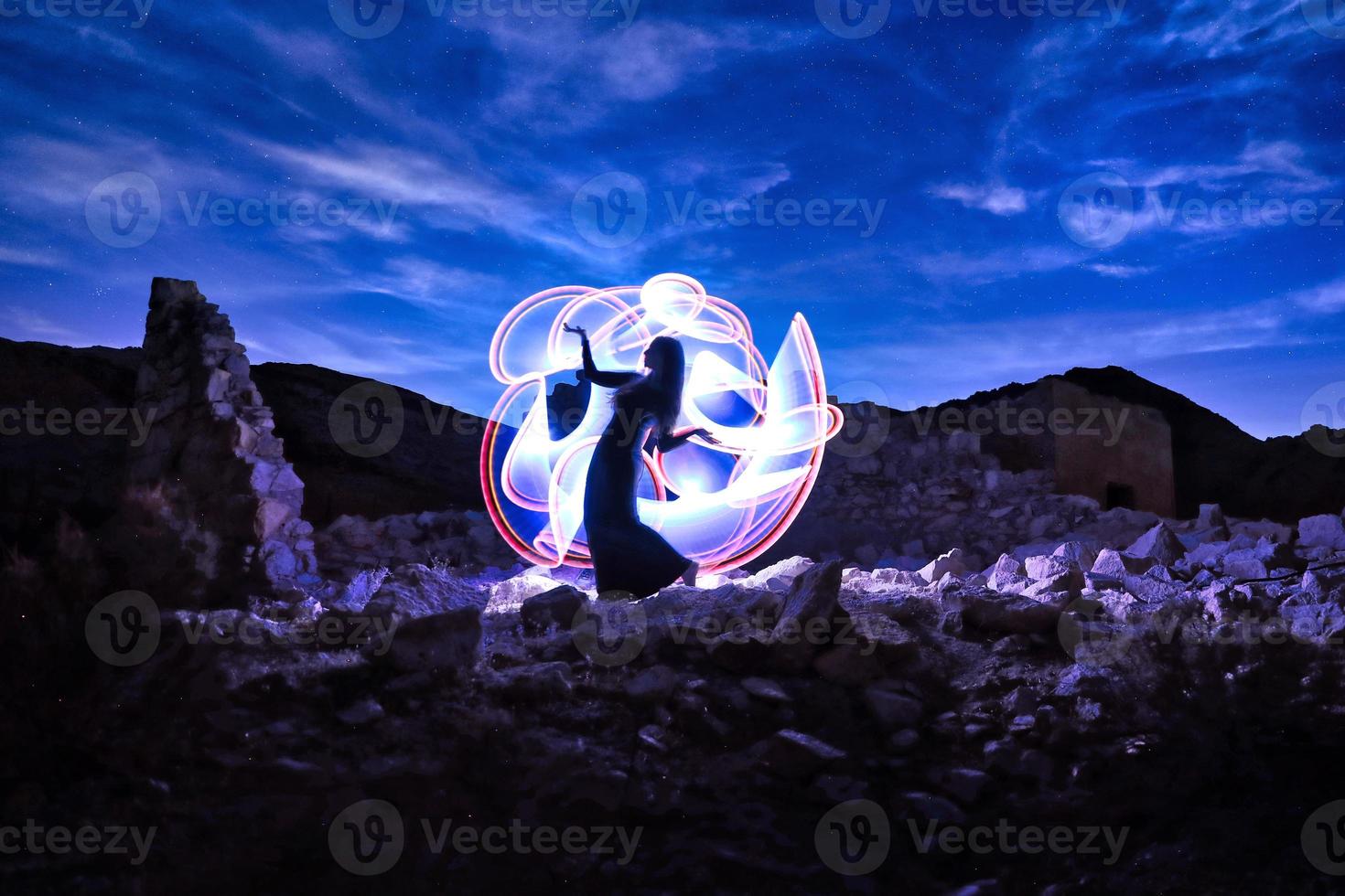 Preciosa modelo posando en el desierto por la noche foto