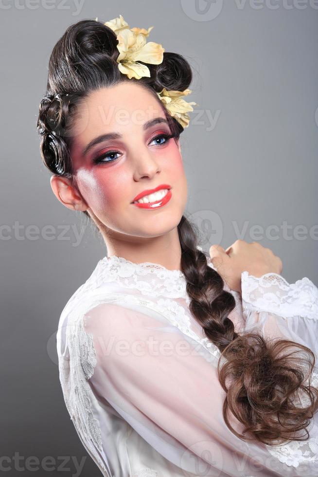 mujer impresionante con maquillaje limpio y perfecto foto