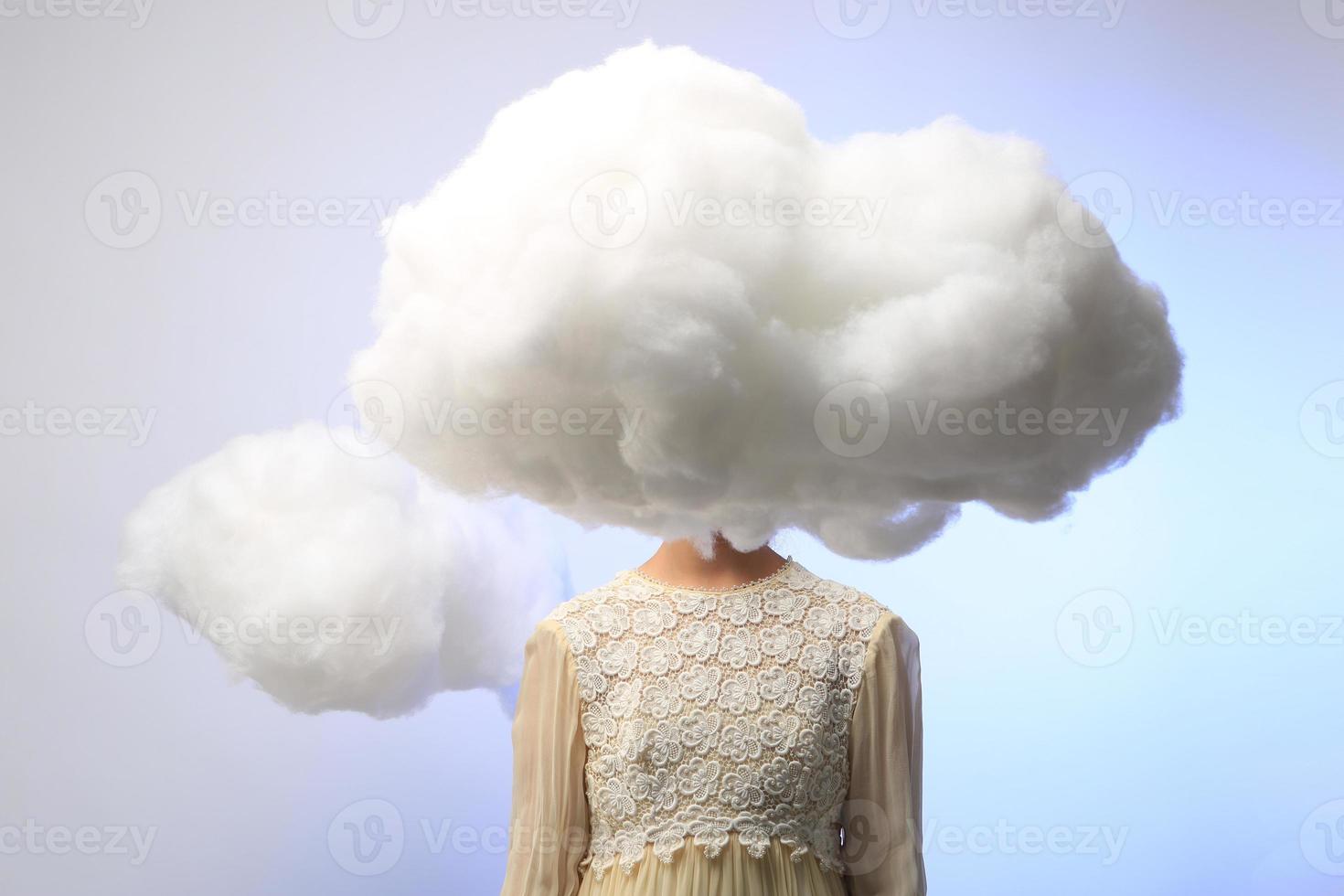 niña con la cabeza en las nubes foto