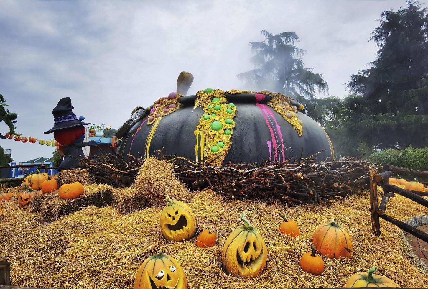 calabazas de halloween envueltas en horror con una atmósfera de terror, con ojos y boca cortados en la calabaza naranja foto