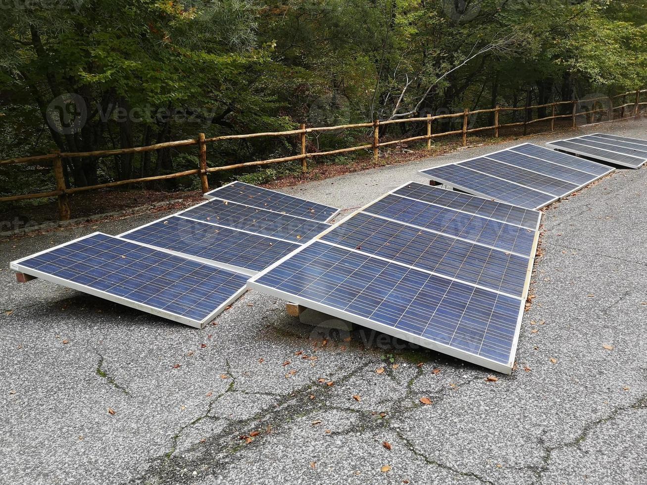 Paneles solares colocados en el suelo. foto