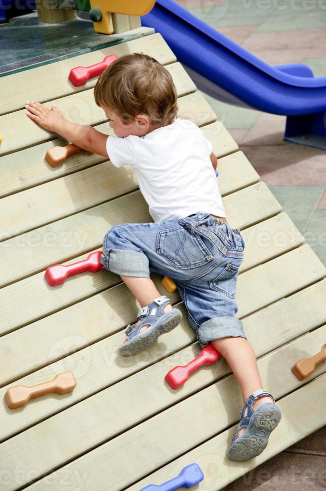 niño jugando en el parque foto