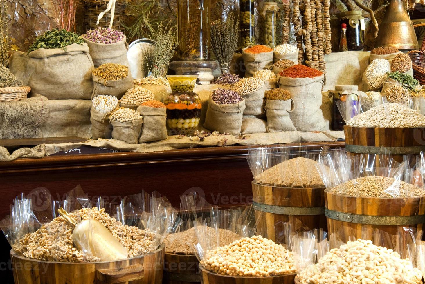 Vista de especias árabes orientales puestas en barriles de madera en el mercado de las especias foto