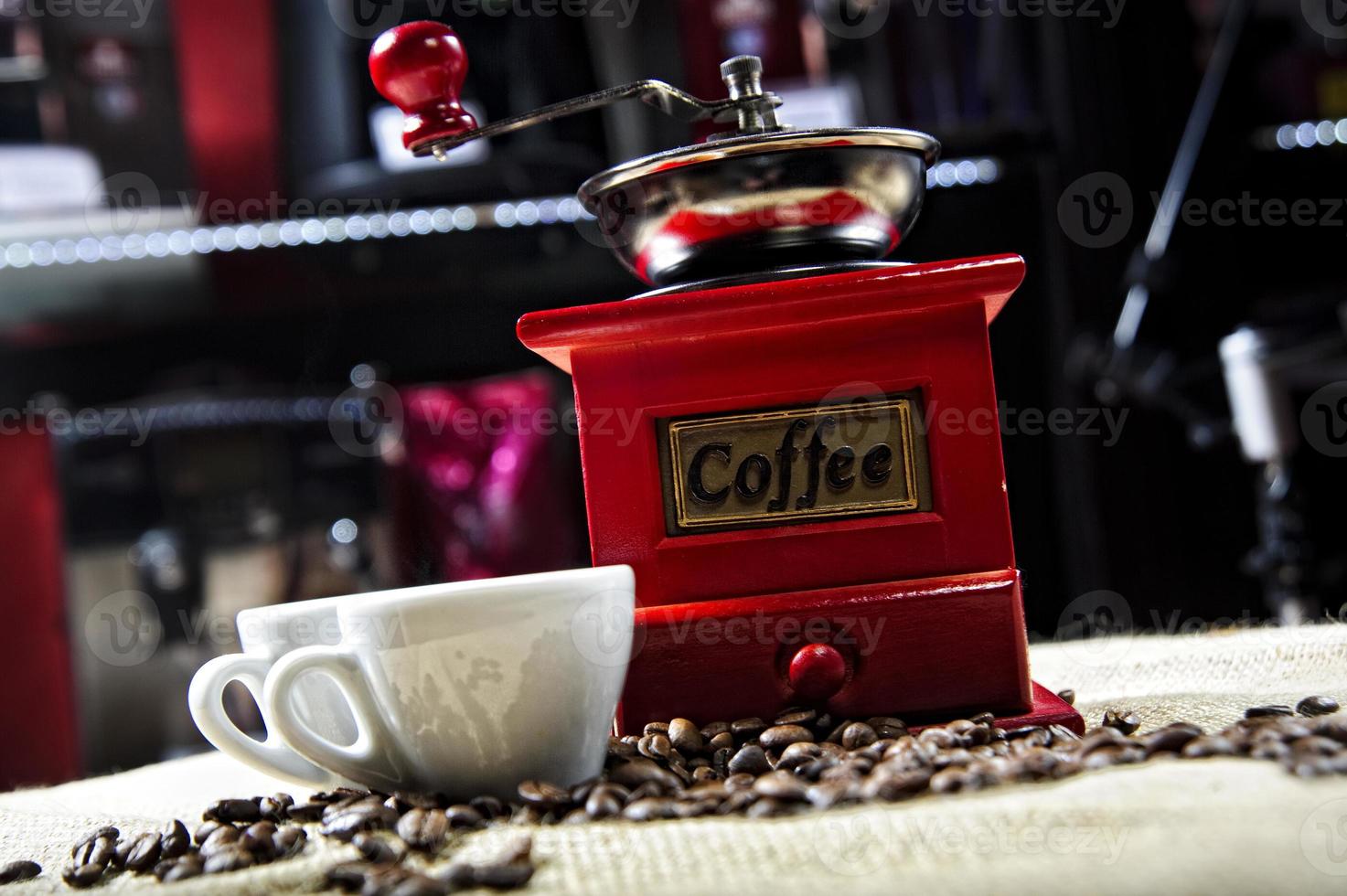 Imagen de molinillo de café vintage rojo con dos tazas de café foto