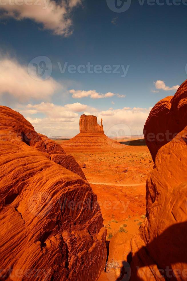 entre rocas en Monument Valley Arizona foto