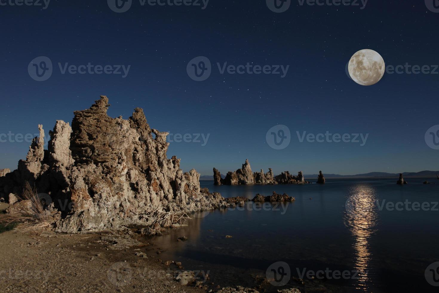 tobas de lago mono con la luna foto