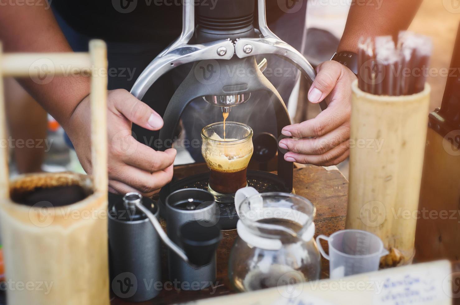 Shot de café expreso hecho a mano de la rok. 3618733 Foto de stock Vecteezy