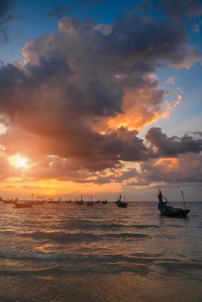 barcos de pesca de silueta en la puesta del sol. foto