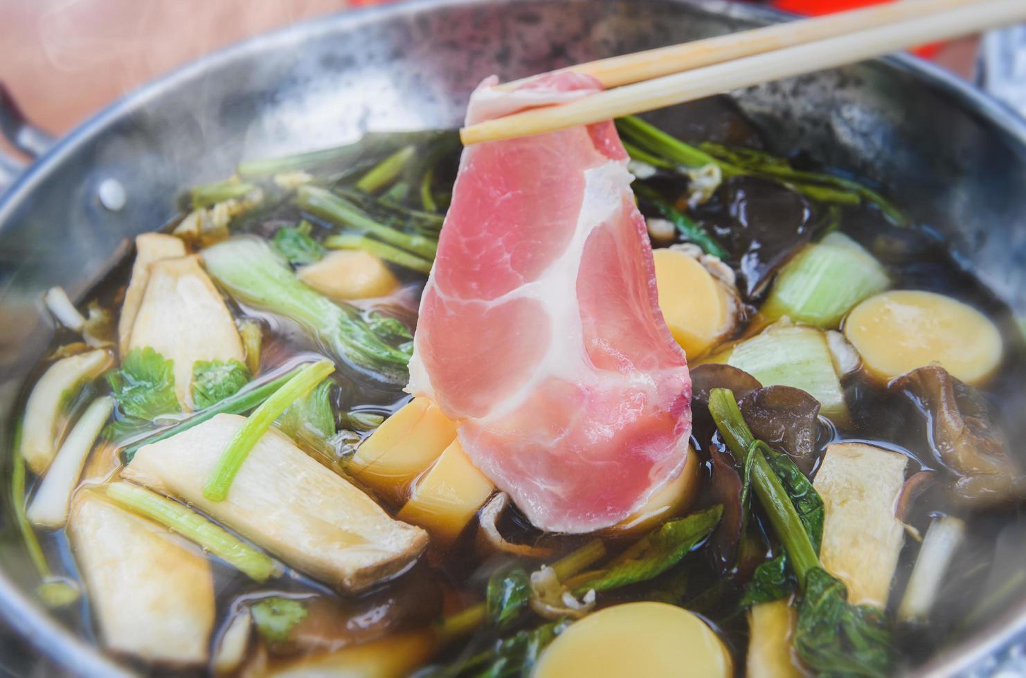 sopa caliente de verduras y carnes al estilo shabu. foto