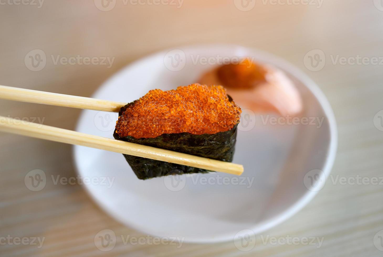 sushi gunkan de huevas de pez volador tobiko. foto