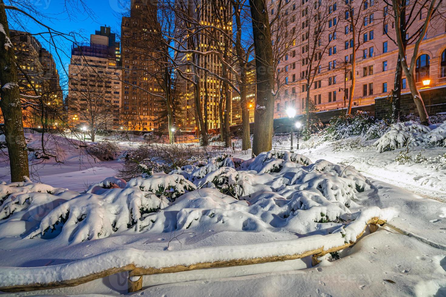 parque central en tormenta de nieve de invierno foto