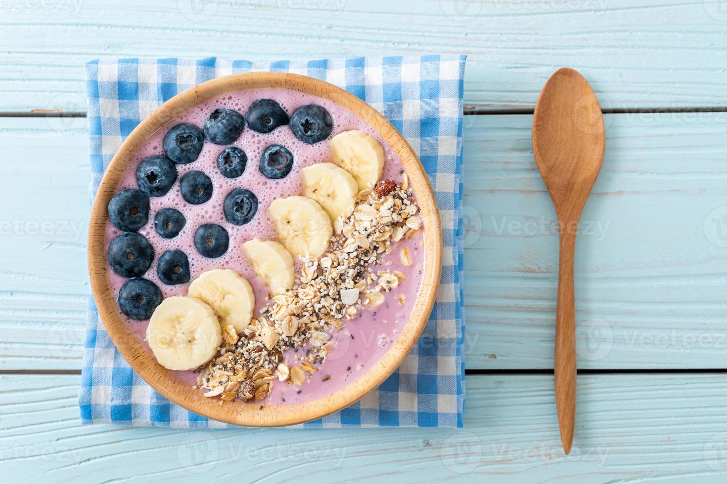 tazón de yogur o batido de yogur con bayas azules, plátano y granola foto