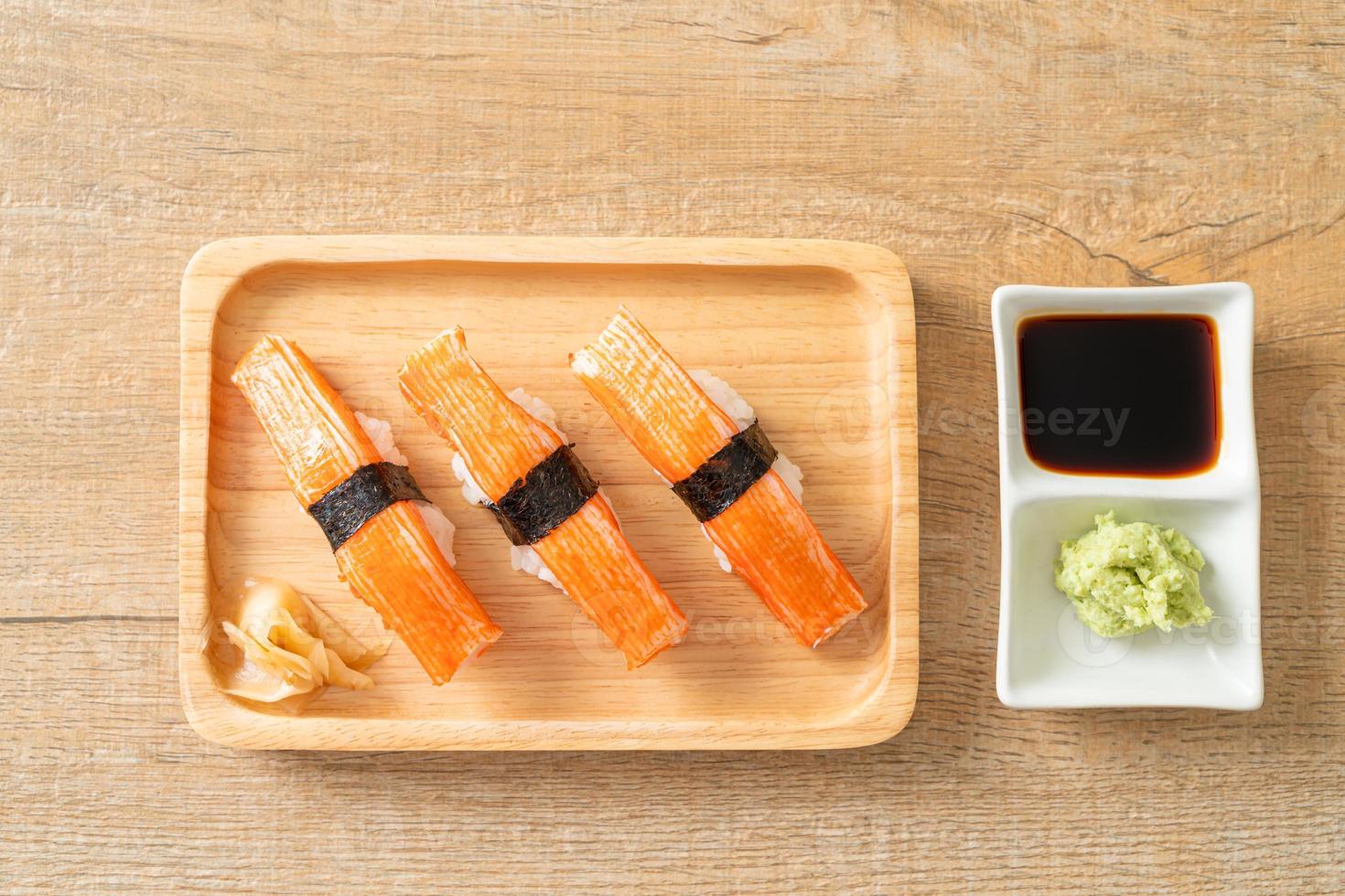 Sushi de palito de cangrejo en placa de madera foto