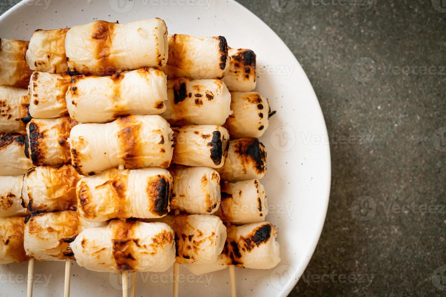 pastel de pasta de pescado en forma de tubo a la parrilla skewe o pincho de calamar en tubo foto