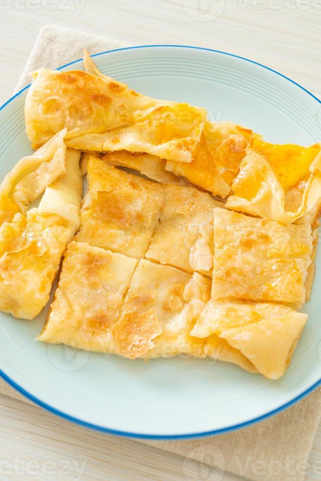 roti con huevo y leche condensada azucarada foto