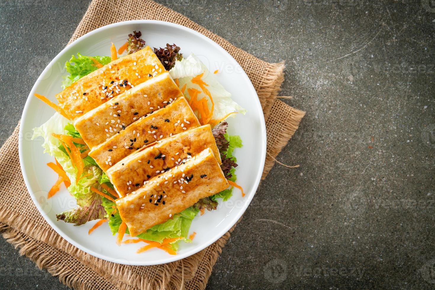 ensalada de tofu teriyaki con sésamo foto