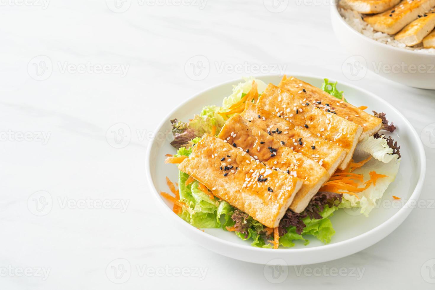 ensalada de tofu teriyaki con sésamo foto