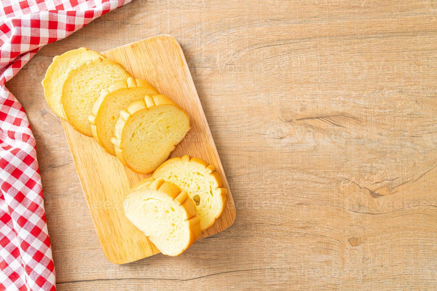 Pan de patatas en rodajas sobre tablero de madera foto