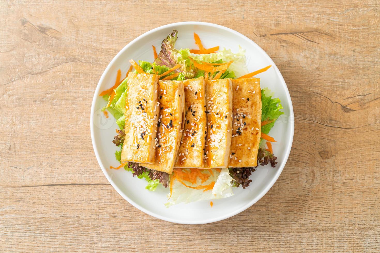 ensalada de tofu teriyaki con sésamo foto