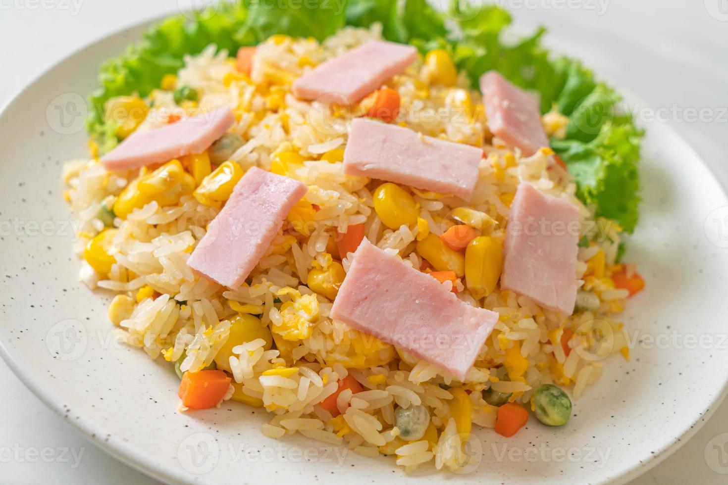 arroz frito con jamon y vegetales mixtos foto