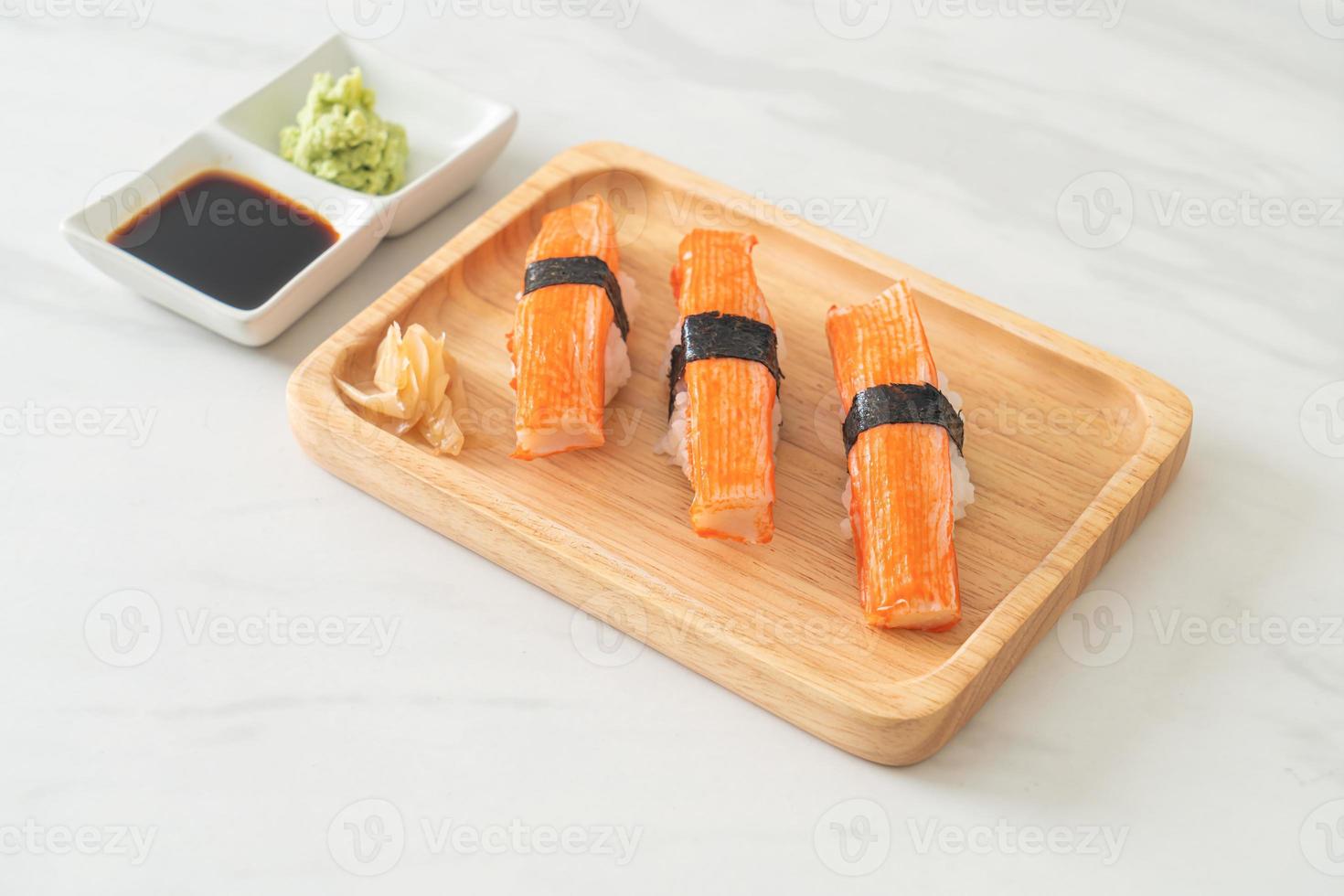 Sushi de palito de cangrejo en placa de madera foto