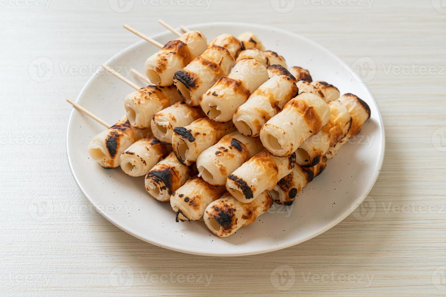 pastel de pasta de pescado en forma de tubo a la parrilla skewe o pincho de calamar en tubo foto