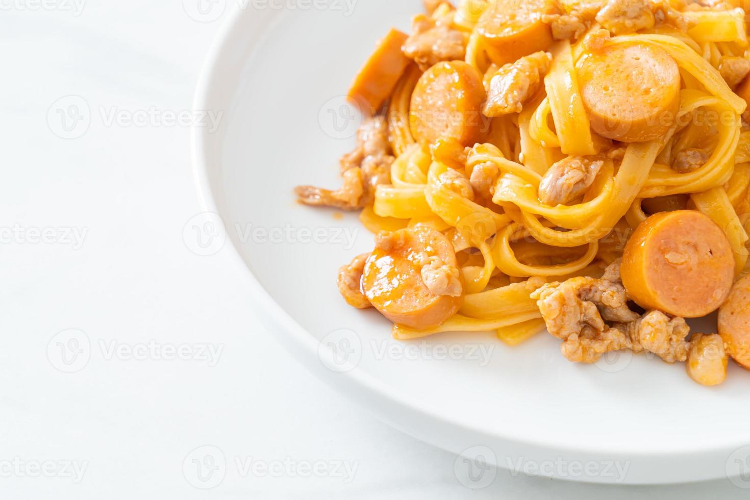espaguetis pasta salchicha y carne de cerdo picada foto