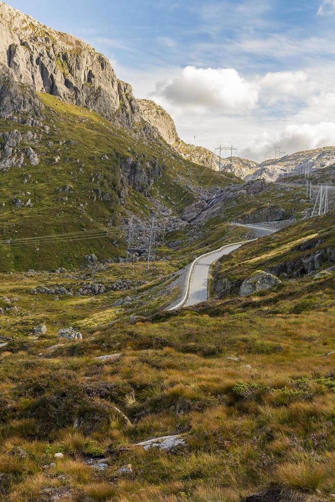 Camino a kjerag kjeragbolten en un paisaje increíble en Noruega foto