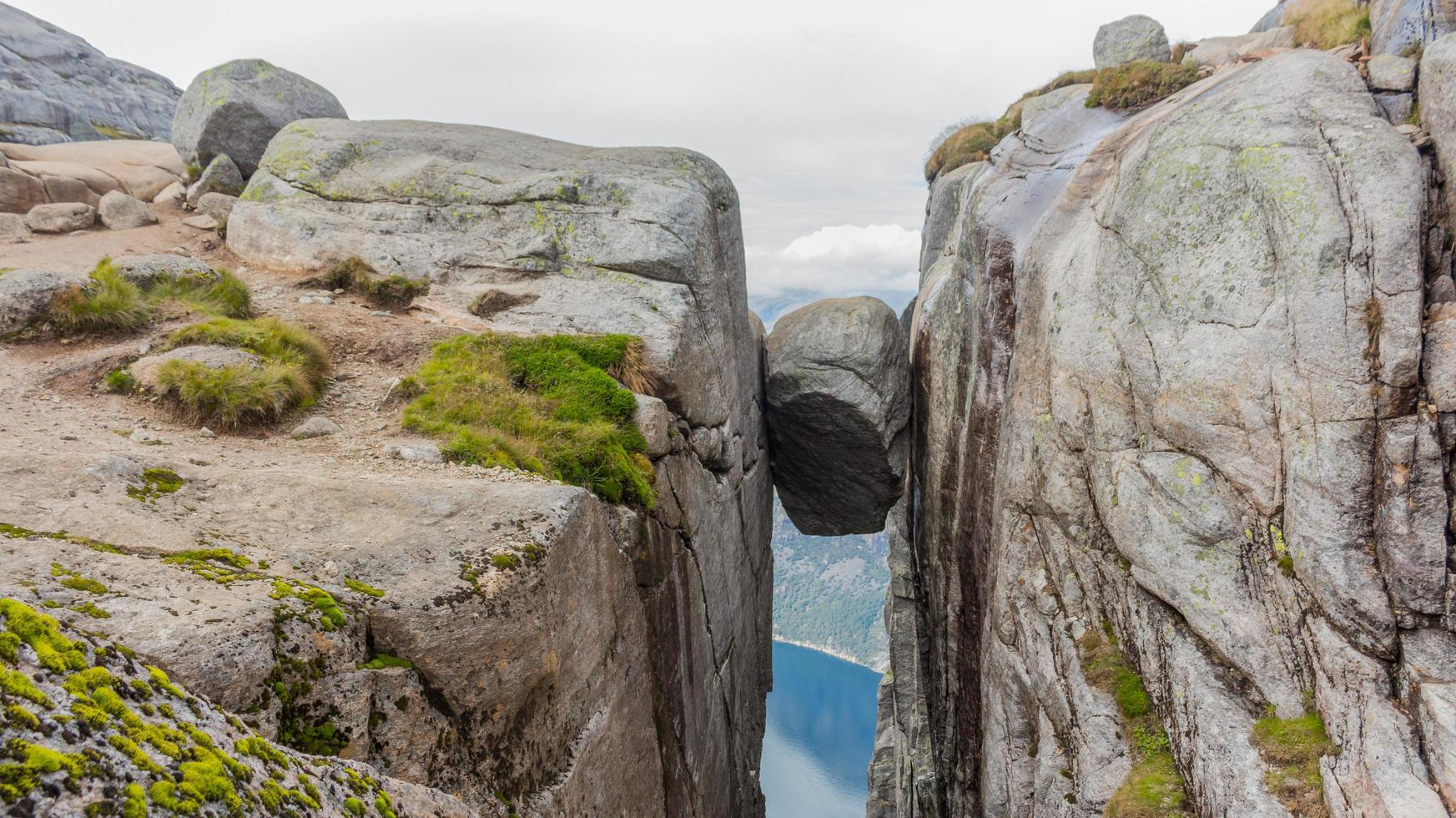 kjerag kjeragbolten sobre el lysefjord. el paisaje más hermoso de noruega foto