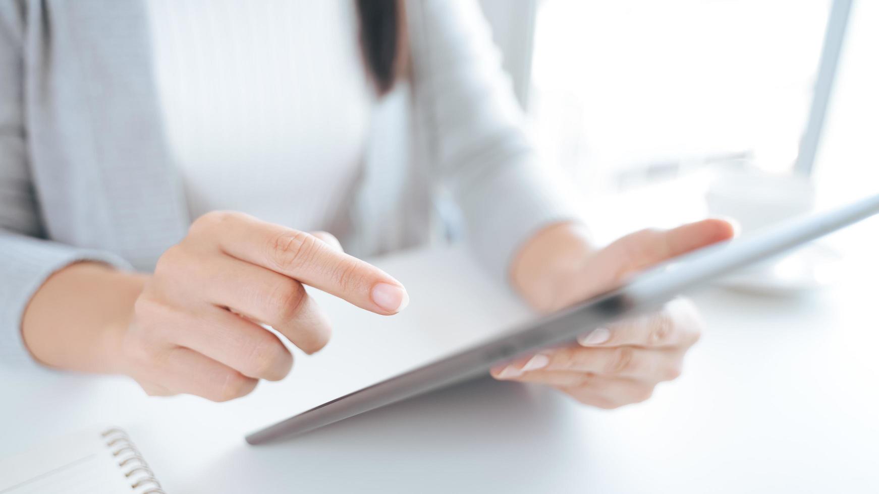 cerca de las mujeres jóvenes con tableta digital para trabajar en la oficina. foto