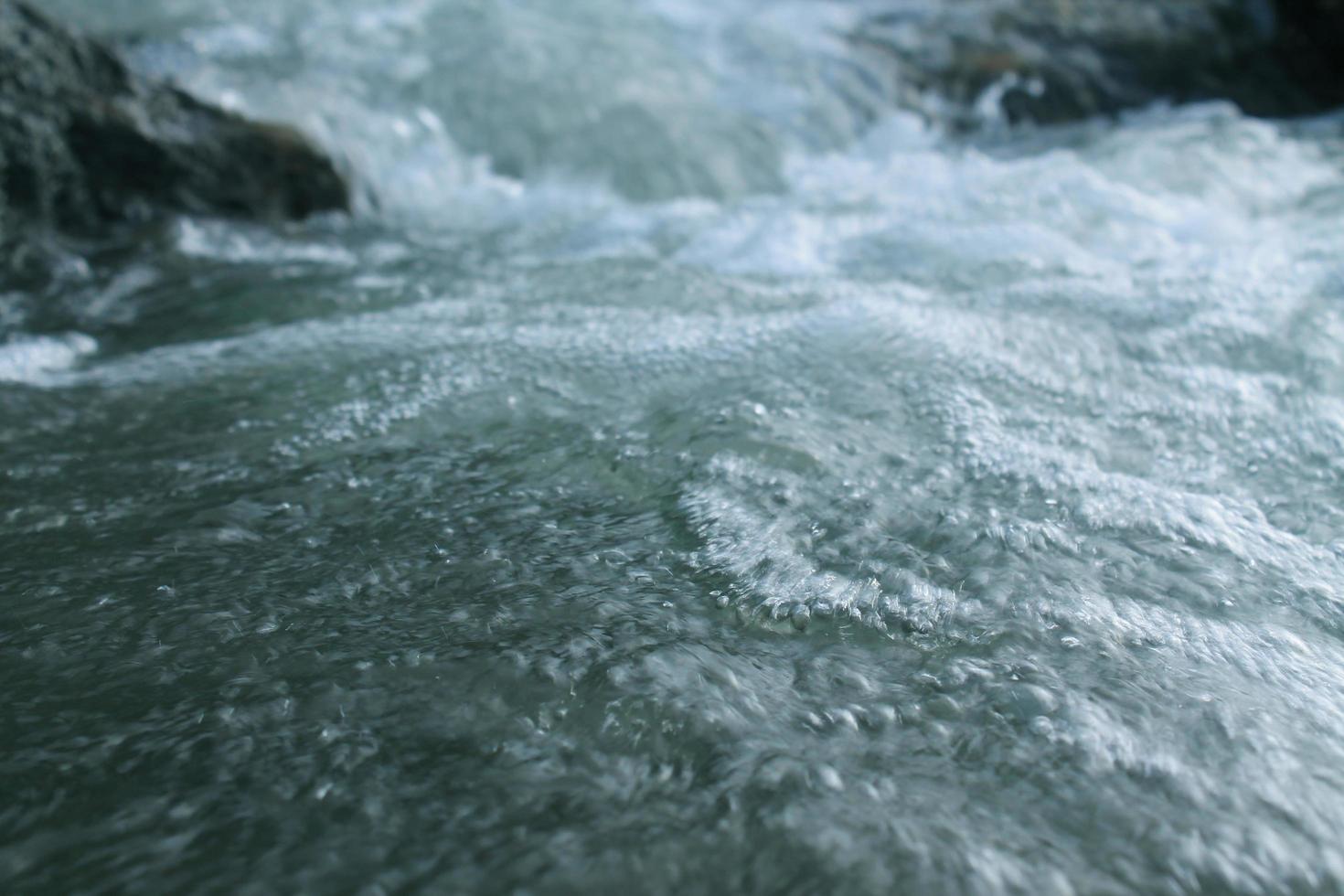 hermoso río y cascadas de agua foto
