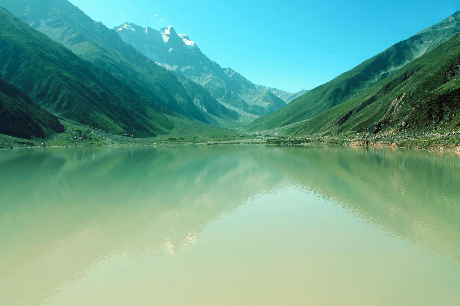 saif ul maluk lago hermoso paisaje vista de las montañas foto