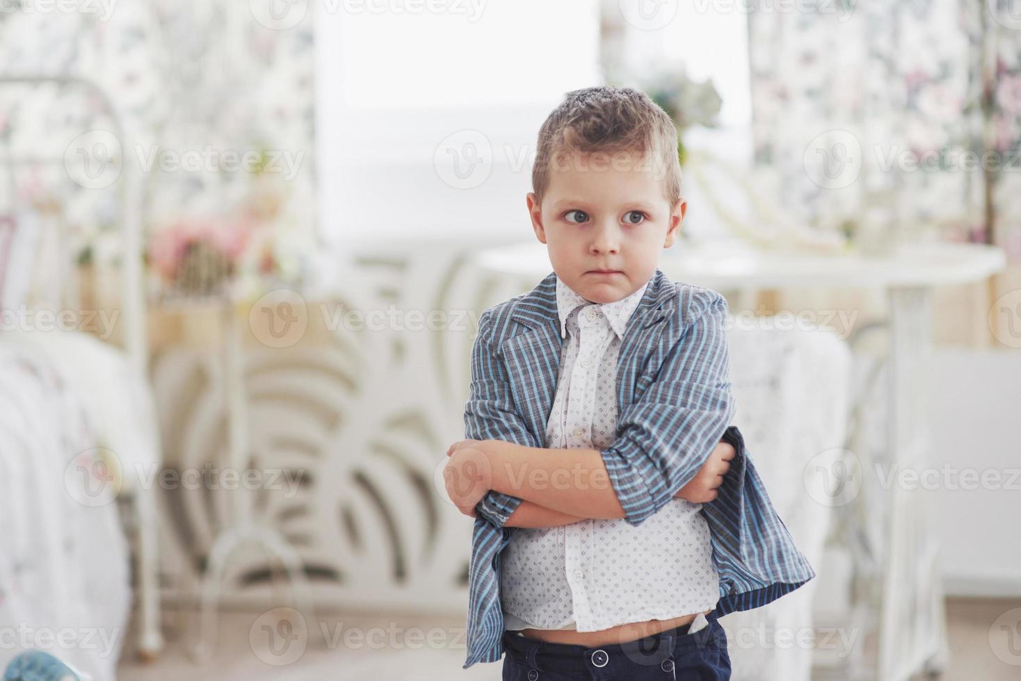 concepto de educación, infancia, personas, deberes y escuela. chico triste en la escuela chaqueta foto